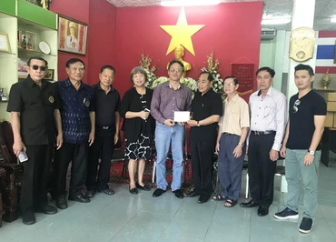 Tổng lãnh sự Việt Nam tại Khon Kaen Nguyễn Ngọc Sơn trao quà động viên kiều bào bị lũ lụt ở tỉnh Sakon Nakhon.