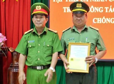Khen thưởng một tập thể và bốn cá nhân phá nhanh chuyên án cướp tiệm vàng.