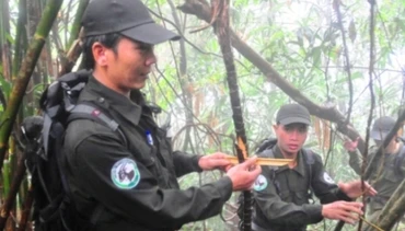 Tuần tra, tháo gỡ bẫy trong Khu Bảo tồn Sao La.