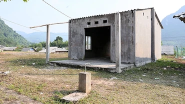 Nhiều hộ dân bỏ nhà tại khu tái định cư Văn Lăng để quay trở lại nơi ở cũ.