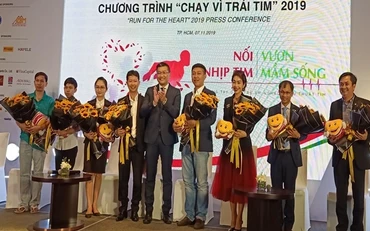 Nhiều doanh nghiệp, nghệ sĩ tham gia đồng hành cùng chương trình Chạy vì trái tim.