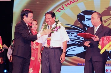 Chủ tịch nước Trương Tấn Sang trao vòng nguyệt quế tặng nông dân xuất sắc.