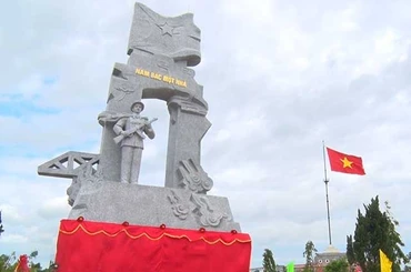 Tượng đài “Chiến sĩ Công an nhân dân vũ trang bảo vệ giới tuyến”. 