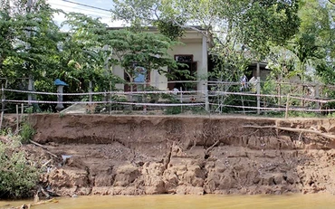 Cuộc sống người dân bất an nhiều năm nay do bờ sông Thạch Hãn bị sạt lở nghiêm trọng.