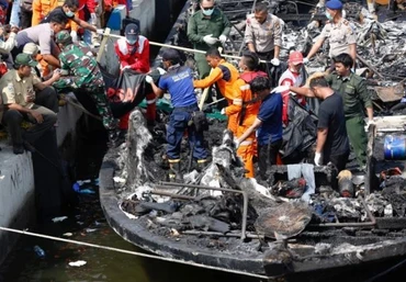  Phà được kéo đến cảng Muara Angke. (Ảnh: Reuters)