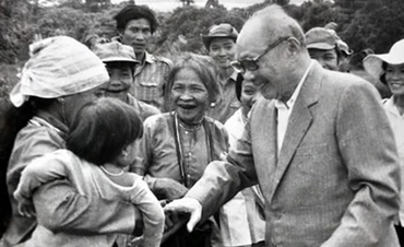 Ðồng chí Võ Chí Công trong một lần về thăm người dân huyện Hiệp Ðức, căn cứ cách mạng của Khu ủy Khu V. Ảnh tư liệu