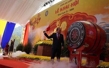 Phó Thủ tướng Thường trực Chính phủ Trương Hòa Bình đánh trống khai hội chùa Bái Đính.