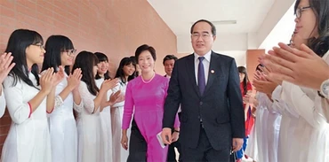 Chủ tịch Ủy ban T.Ư Mặt trận Tổ quốc Việt Nam Nguyễn Thiện Nhân thăm Trường THPT chuyên Hà Nội - Amsterdam.