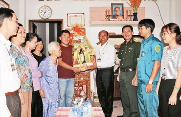 Đại diện chính quyền địa phương, cơ quan quân sự quận Tân Phú thăm hỏi, động viên gia đình thanh niên chuẩn bị nhập ngũ năm 2018.