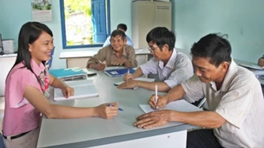 rí thức trẻ Phạm Thị Thúy Ngân về làm Phó Chủ tịch UBND xã Đa Lộc (Đồng Xuân, Phú Yên) hướng dẫn người dân kê khai hộ tịch, hộ khẩu.