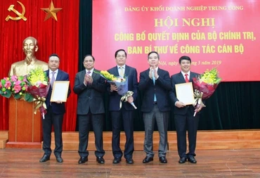 Đồng chí Phạm Minh Chính, Ủy viên Bộ Chính trị, Bí thư T.Ư Đảng, Trưởng Ban Tổ chức T.Ư và đồng chí Nguyễn Văn Bình, Ủy viên Bộ Chính trị, Bí thư T.Ư Đảng, Trưởng Ban Kinh tế T.Ư trao quyết định cho 
