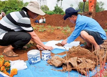 Đội tìm kiếm, quy tập hài cốt liệt sĩ 584, thuộc Bộ Chỉ huy Quân sự tỉnh Quảng Trị cất bốc hài cốt liệt sĩ tại xã Gio An, huyện Gio Linh (Quảng Trị).