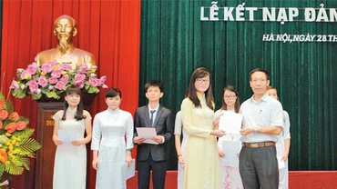 Lễ kết nạp Đảng cho sinh viên Trường Học viện tài chính. Ảnh: GIÁNG VÂN