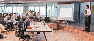 Các nhóm dự thi Fintech Pitch trình bày ý tưởng sản phẩm tại trung tâm Up@VPBank.