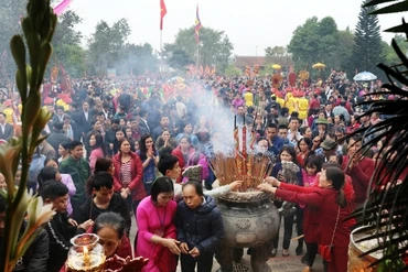 Đông đảo du khách thập phương dâng hương tưởng niệm Tổ Mẫu Âu Cơ.