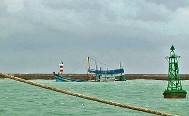 Tàu BV 98459 TS chở hơn 70 nghìn lít dầu DO bị mắc cạn tại bãi đá kè cảng biển và bị chìm một phần đuôi tàu.