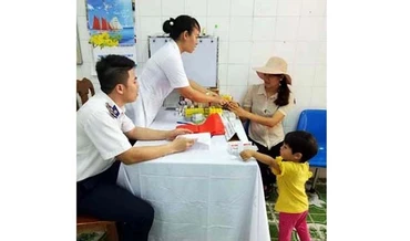 Khám chữa bệnh miễn phí cho cán bộ, chiến sĩ và nhân dân trên đảo Bạch Long Vĩ