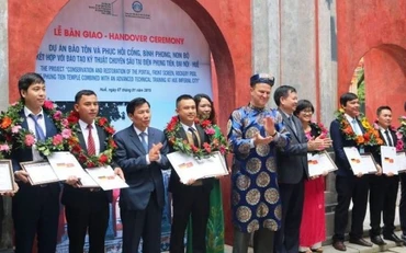 Ngài Đại sứ và Bộ trưởng Nguyễn Ngọc Thiện tặng hoa và giấy chứng nhận cho các học viên được đào tạo qua dự án.