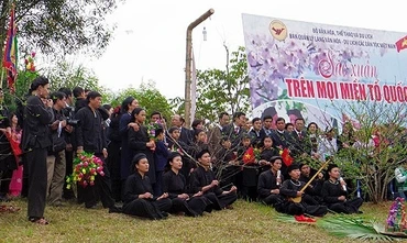Trưởng bản làm lễ cúng thần linh cùng làn điệu then trên nền nhạc của cây đàn tính.