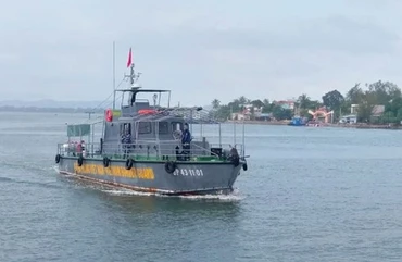 Tàu BP 431101 trên đường đi tìm kiếm ngư dân mất tích trên biển.
