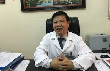 PGS.TS Nguyễn Văn Kính, Giám đốc Bệnh viện Nhiệt đới Trung ương, Chủ tịch Hội Truyền nhiễm Việt Nam.