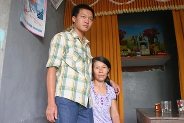 Trung úy Nguyễn Tiến Xuân và mẹ Trần Thị Liễu.