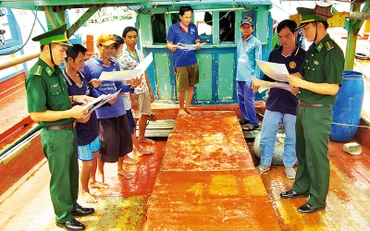 Bộ đội Biên phòng Cà Mau tuyên truyền ngư dân lợi ích khi lắp đặt thiết bị giám sát hành trình.