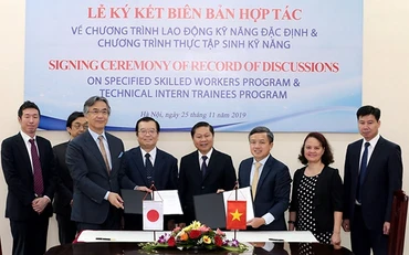 Đại diện của các đơn vị Cục Quản lý Lao động ngoài nước và JITCO trao Biên bản hợp tác về Chương trình lao động kỹ năng đặc định và Chương trình thực tập sinh kỹ năng (Ảnh: Molisa).