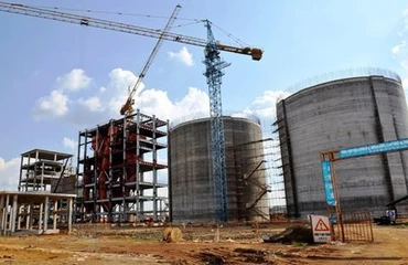Lắp đặt lò nung ở nhà máy alumin Tân Rai.