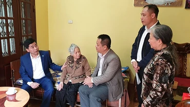 Đồng chí Phạm Song Hà cùng lãnh đạo TP Nam Định thăm hỏi, tặng quà Tết Bà mẹ Việt Nam Anh hùng Chu Thị Ấu (phường Hạ Long, TP Nam Định).