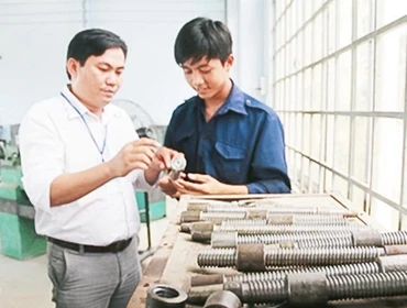 Trường trung cấp nghề dân tộc nội trú tỉnh Trà Vinh đã tuyển sinh và đào tạo hơn 100 học viên người dân tộc Khmer thuộc hộ nghèo và cận nghèo ở các xã đặc biệt khó khăn. Trong ảnh: Giờ thực tập của họ