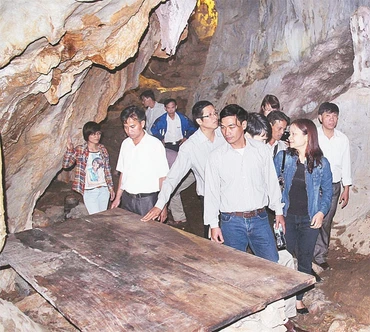 Khách du lịch tham quan hang Cốc Bó, Khu di tích Quốc gia đặc biệt Pác Bó (Hà Quảng, Cao Bằng). Ảnh: MINH HÒA