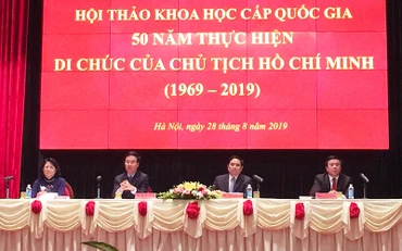 Các đồng chí chủ trì hội thảo.