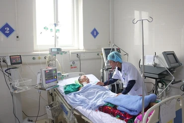 Bác sĩ theo dõi sức khỏe người bệnh bằng máy PICCO.