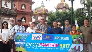 Đoàn Fam Trip Australia tham quan chùa Trấn Quốc (Hà Nội).