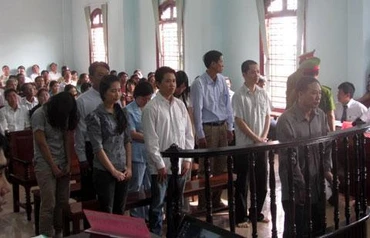 Phạm Thanh Dũng (phía trước) và các bị cáo trước vành móng ngựa.