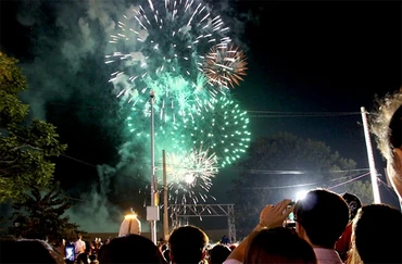 Bắn pháo hoa dịp Tết Nguyên đán 2015 tại cửa hầm Thủ Thiêm, quận 2.