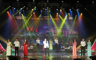 “Quà tháng 5 dâng Người” 