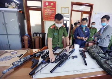 Lực lượng chức năng kiểm tra vũ khí tự chế thu giữ của các đối tượng, sáng 28-4.