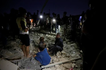 Người dân tới xem hiện trường vụ nổ. (Ảnh: Reuters)