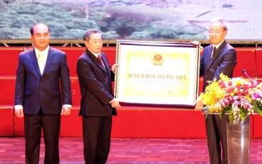 Lãnh đạo Bộ Văn hóa, Thể thao và Du lịch trao bằng di tích quốc gia đặc biệt điểm cuối đường Trường Sơn cho lãnh đạo UBND huyện Chơn Thành.
