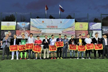 Đại diện các đội nhận giải thưởng.