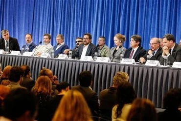 Các thành viên trong đoàn đàm phán của chính phủ Colombia và FARC