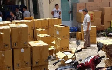 Công an khám xét nhà máy sản xuất thuốc của Lê Văn Khối tại huyện Bình Chánh. (Ảnh: CACC)