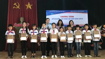 Đại diện lãnh đạo Đảng ủy Khối các cơ quan TƯ tặng 30 suất học bổng cho học sinh có hoàn cảnh khó khăn học giỏi tại xã Minh Thanh.
