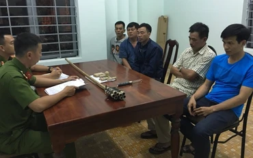 Nhóm đối tượng đốt pháo trái phép bị Công an TP Buôn Ma Thuột bắt xử lý.