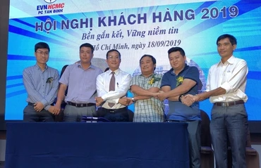 Công ty điện lực Tân Bình và đại diện khách hàng ký kết tham gia chương trình DR.
