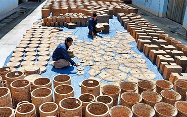 Sản xuất hàng thủ công mỹ nghệ xuất khẩu tại Hợp tác xã Quang Minh, thành phố Mỹ Tho (Tiền Giang). Ảnh: LẬP ĐỨC