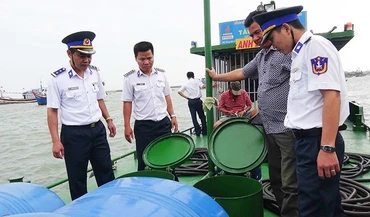 Lực lượng chức năng xử lý tàu chở dầu không có hóa đơn chứng từ chứng minh nguồn gốc xuất xứ tại khu vực biển Côn Đảo (tỉnh Bà Rịa - Vũng Tàu).