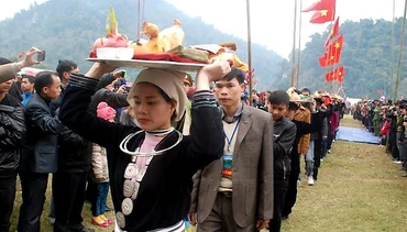Người dân địa phương dâng lễ vật cúng thần linh tại lễ hội Lồng Tồng hồ Ba Bể.